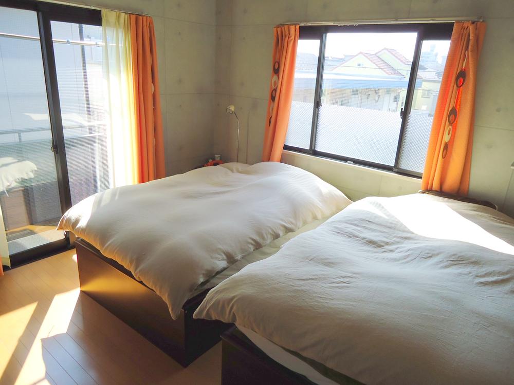 Non-living room. Double bed is two minutes put space.