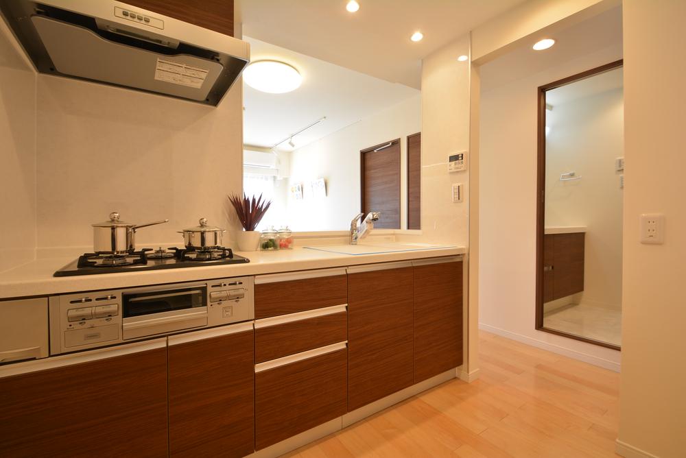 Kitchen. Face-to-face kitchen, you can enjoy a conversation with your family while cooking