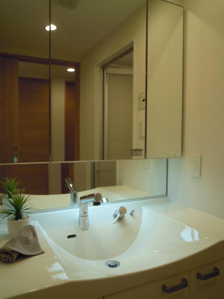 Wash basin, toilet. Room (August 2013) Shooting