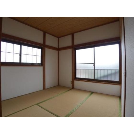 Other. North Japanese-style room is very bright with two-sided lighting rooms