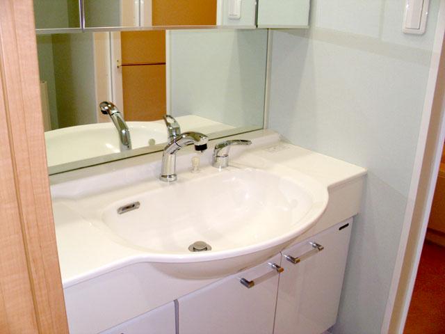 Wash basin, toilet. Wash basin