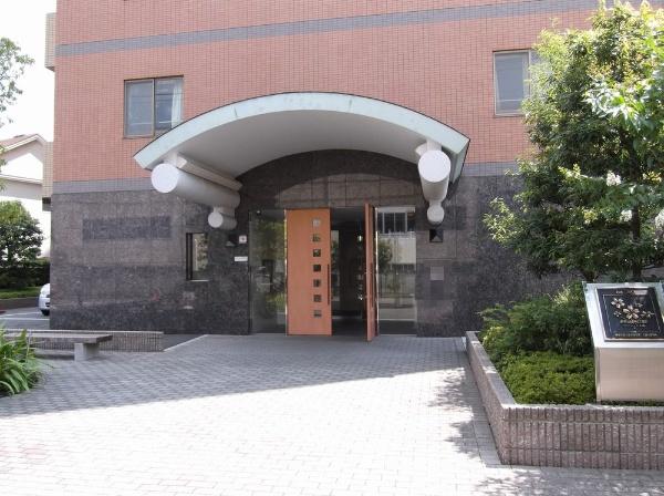 Entrance. Auto-lock system of the peace of mind! Courier BOX There!