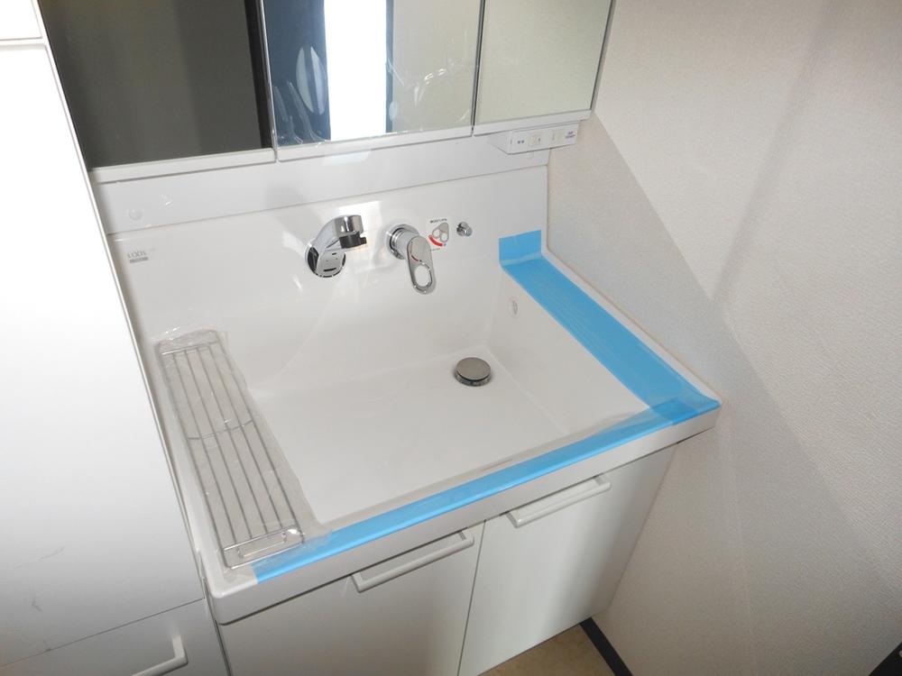 Wash basin, toilet. Indoor (12 May 2013) Shooting