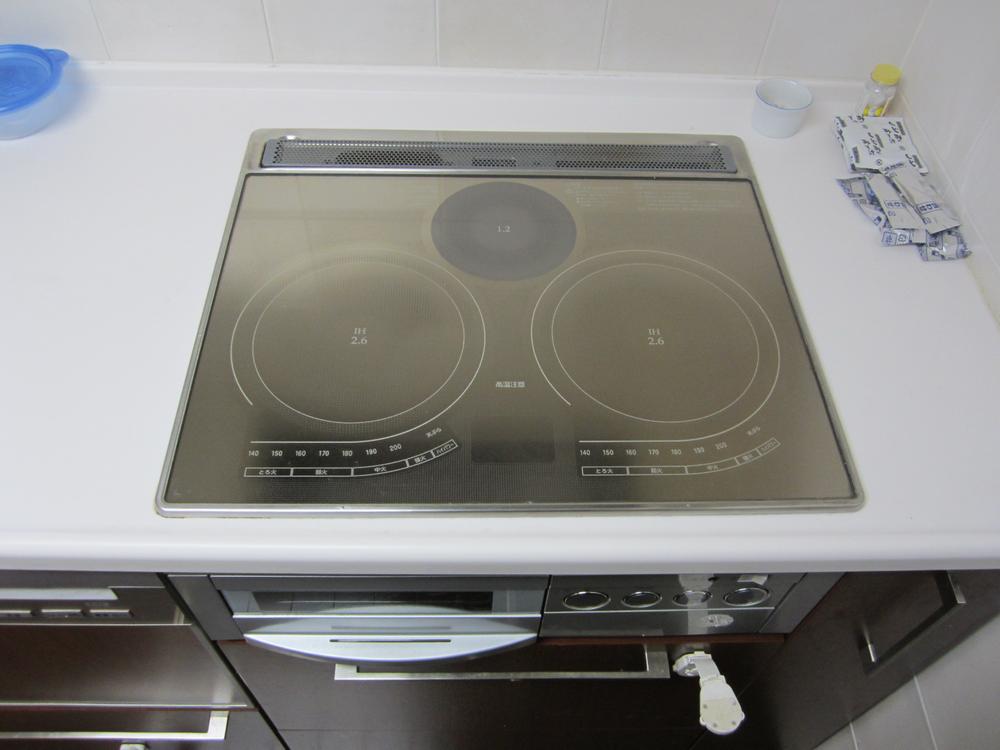 Kitchen. Indoor (11 May 2013) Shooting Cleaning is a breeze of IH. With dishwasher! With under-floor storage! All is electric housing!