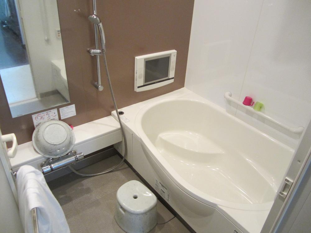 Bathroom. Indoor (11 May 2013) Shooting Spacious bath You can also sitz bath!