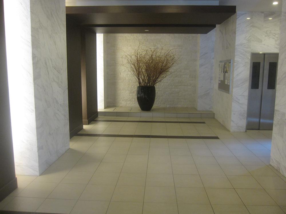 Entrance. Spacious entrance, It is essential to entertain the visitor's.