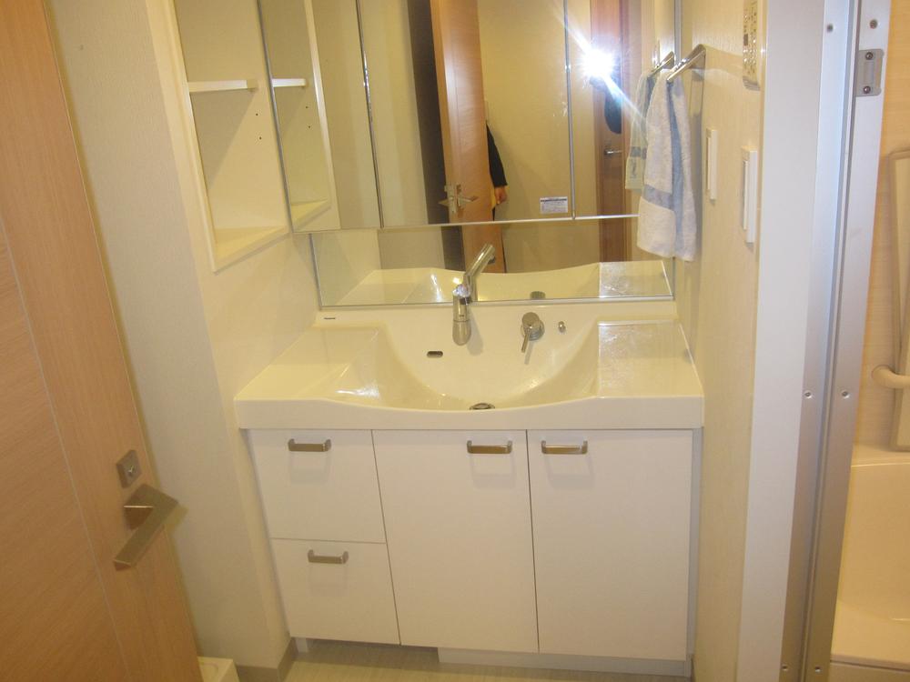 Wash basin, toilet. It is the washstand, which was based on white with cleanliness. (December 2013) Shooting