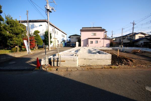 Local photos, including front road. Local (12 May 2013) Shooting. 1 ・ Building 2.