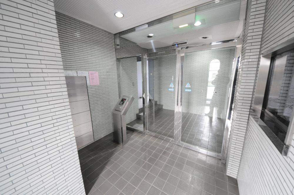 Entrance. Common areas