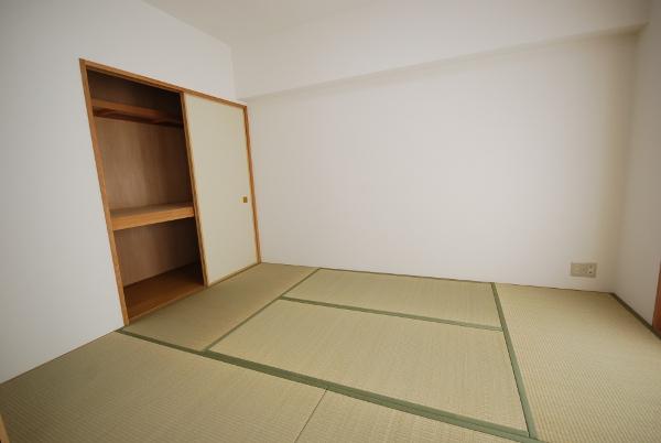 Non-living room. Indoor (12 May 2013) Shooting