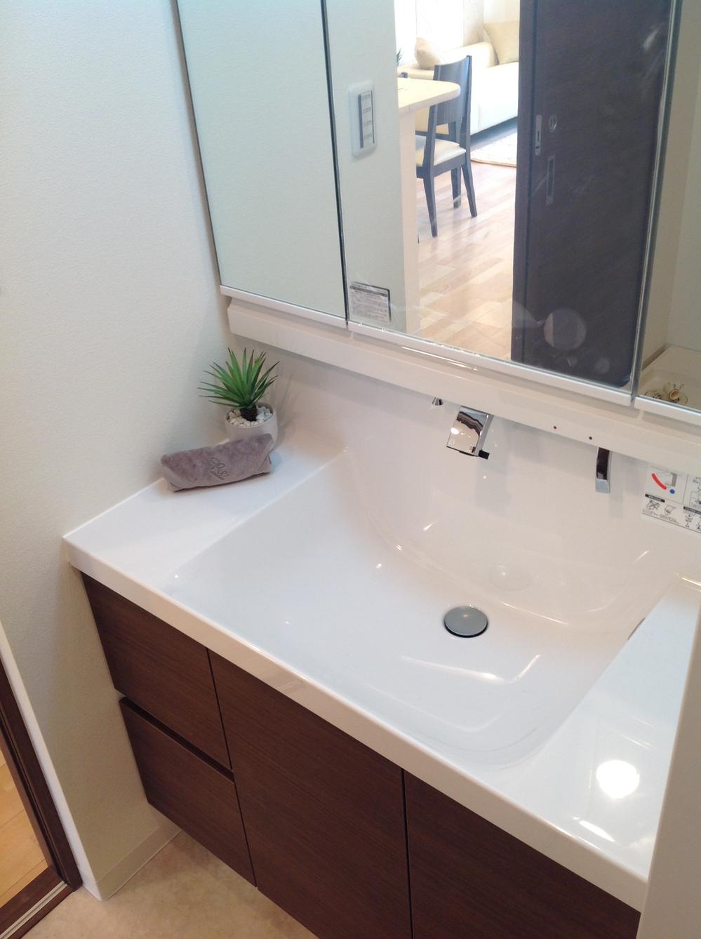 Wash basin, toilet. Wash basin (October 2013) Shooting