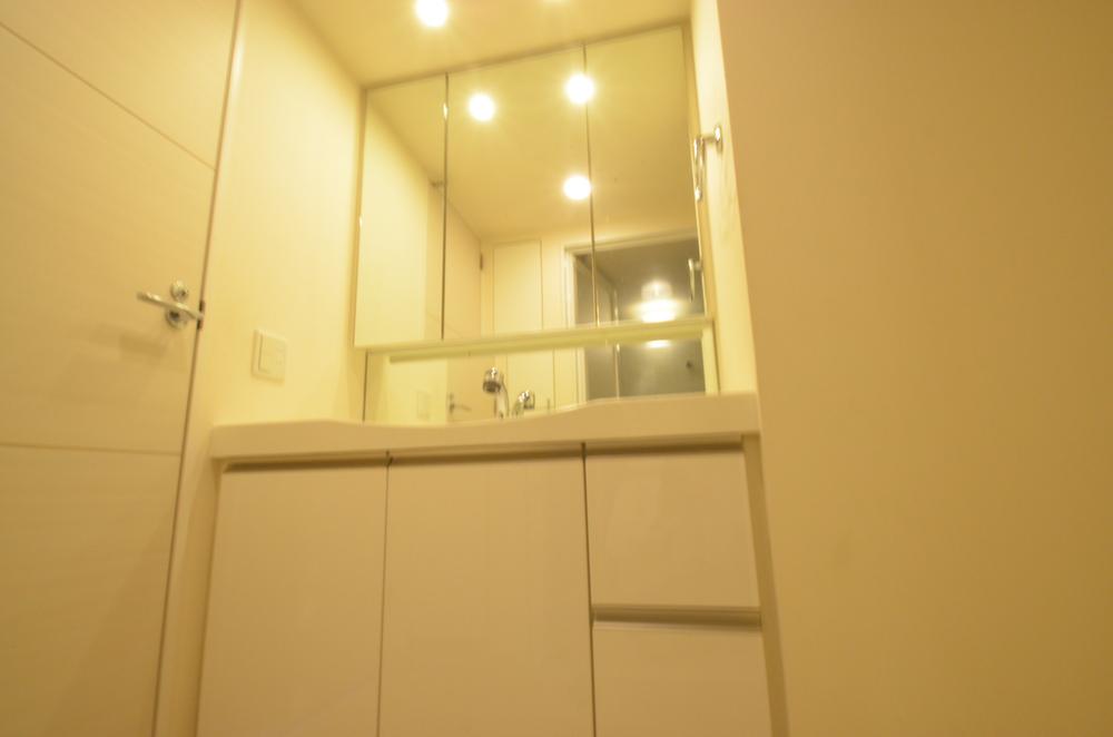 Wash basin, toilet. Indoor (11 May 2013) Shooting