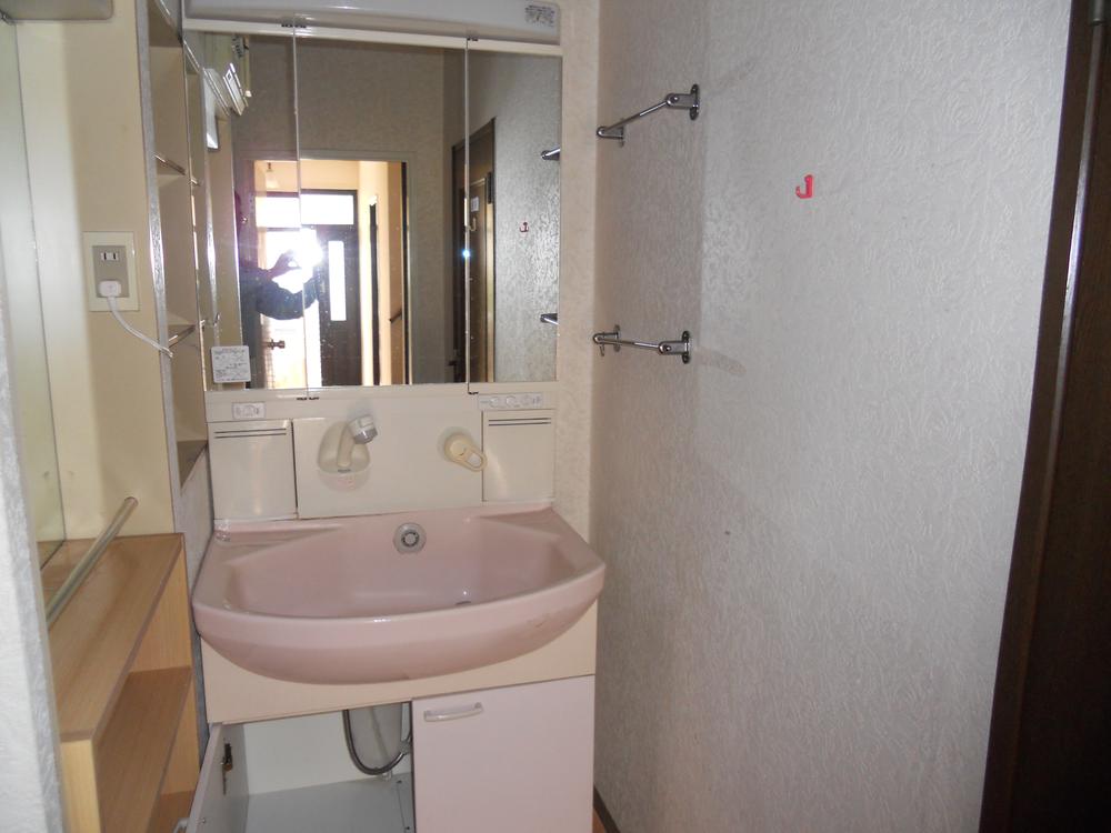 Wash basin, toilet