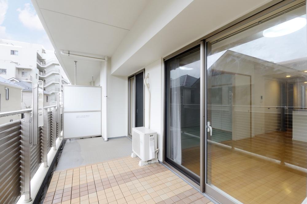 Balcony. Was laid balcony tile of the half-size is on the balcony. Because the front of the low-rise housing, Day is also good.