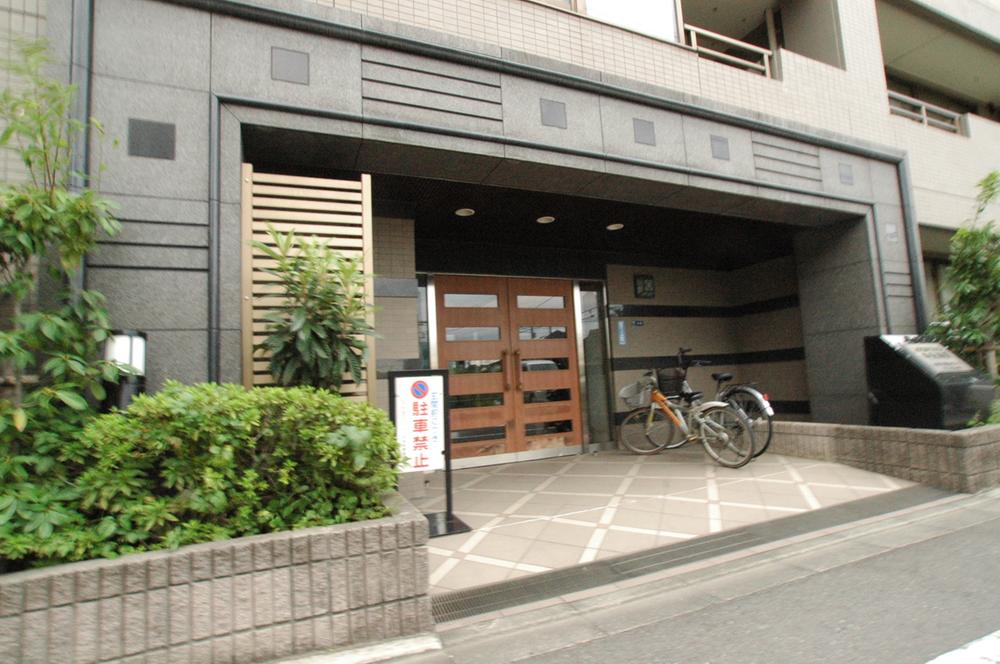 Entrance. Common areas