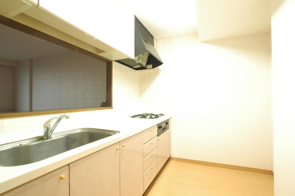 Kitchen. Face-to-face kitchen, you can enjoy a conversation with your family while cooking