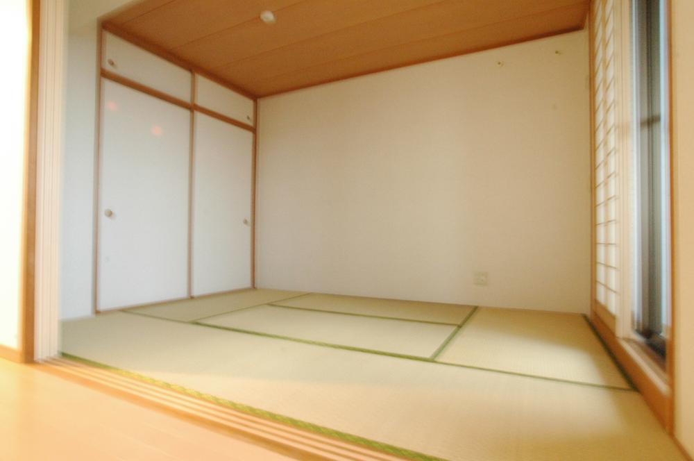 Non-living room. Japanese-style room is available also available as possible and drawing room to lay the child