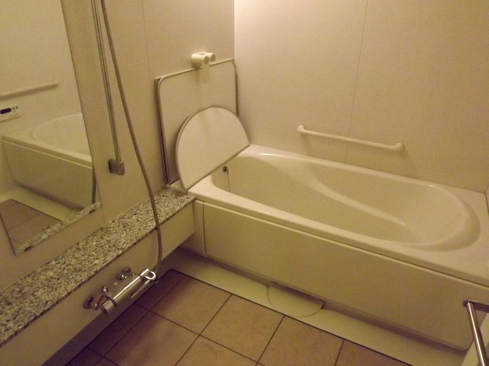 Bathroom. 1620 spacious bathroom size