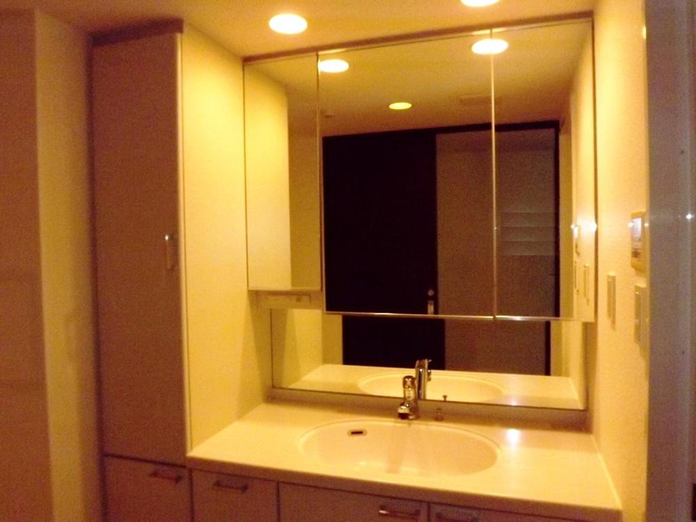 Wash basin, toilet. Wash room with a sense of openness