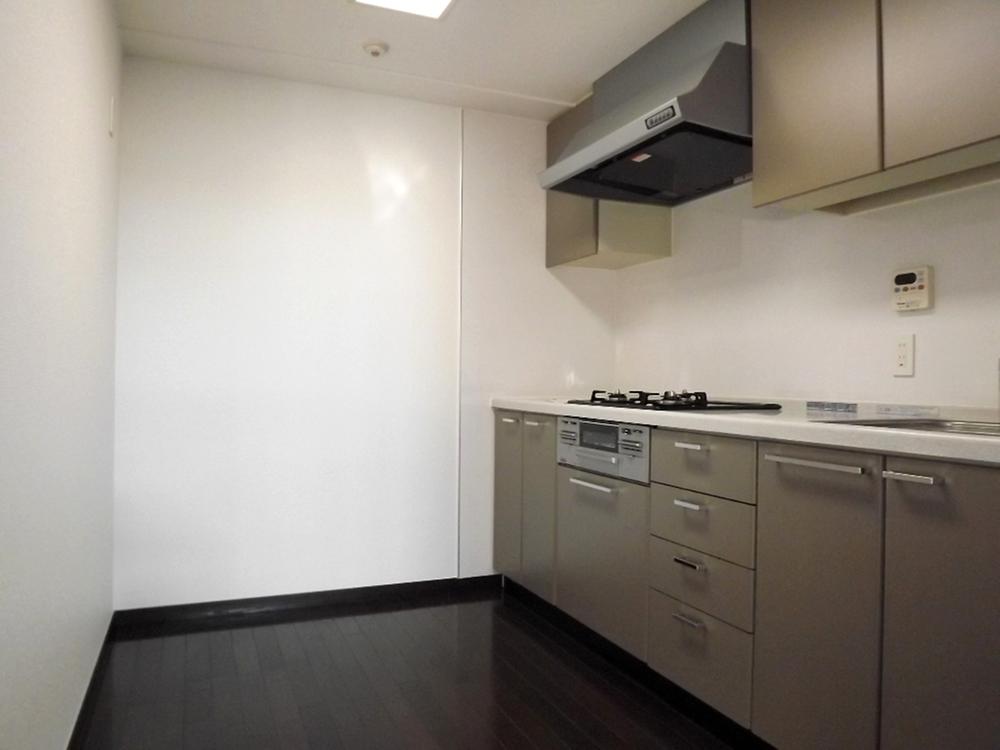 Kitchen. About 4 Pledge spacious kitchen