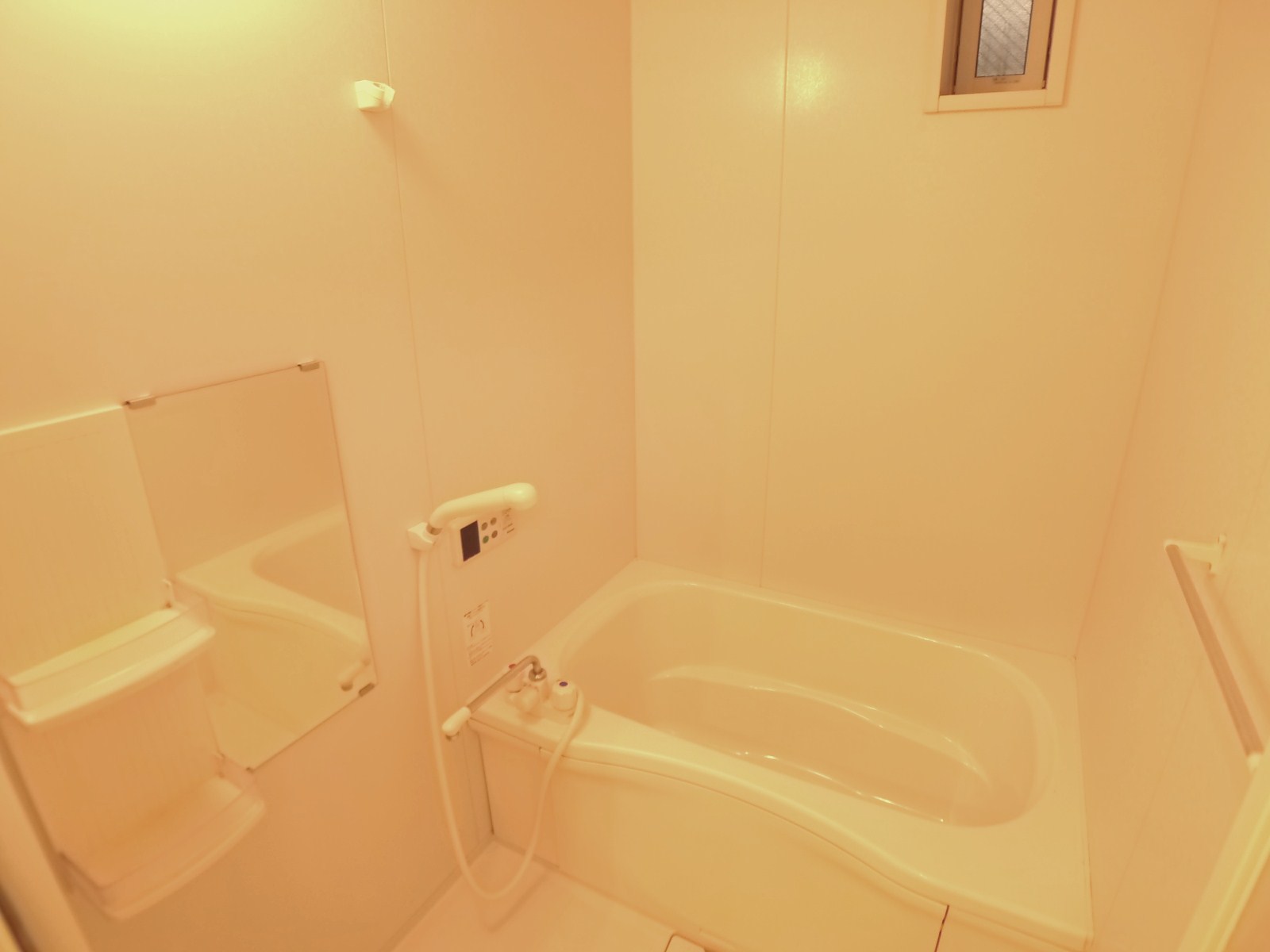 Bath. Bathroom is add 焚給 hot water type of bath small window with city gas system