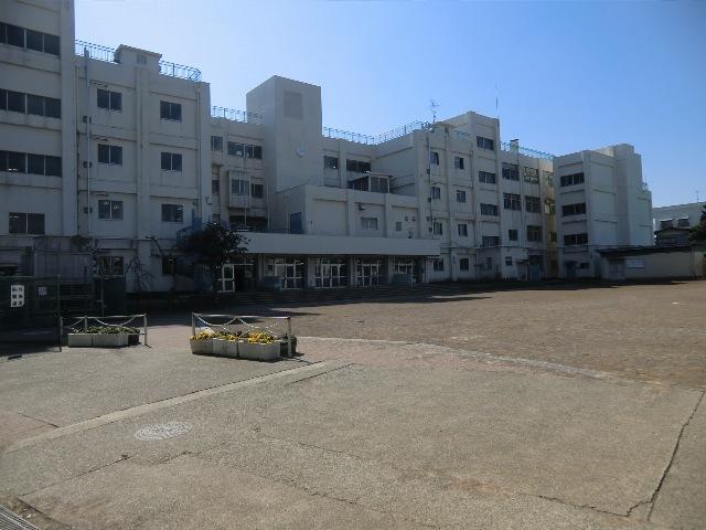 Primary school. Yanagibashi until elementary school 400m