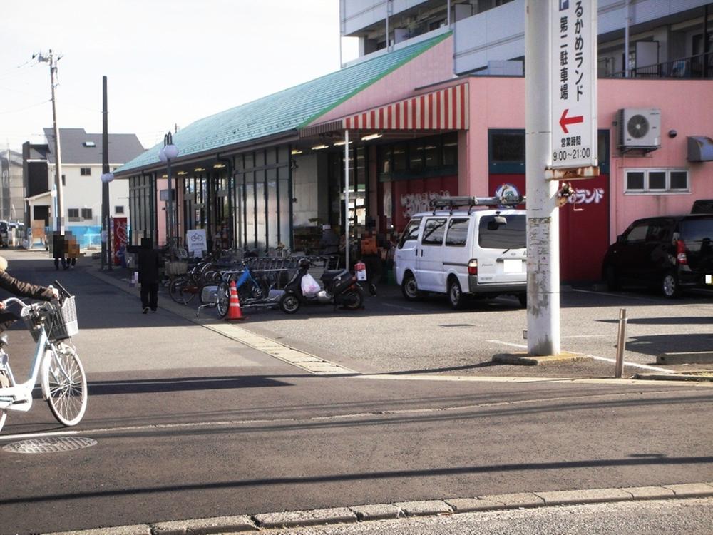 Supermarket. Tsurukame 888m to land Nishitsuruma shop
