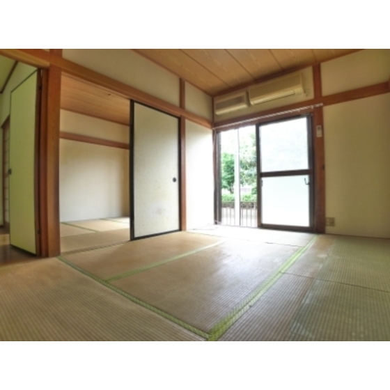 Other room space. Bright sun shine in sum 6 tatami