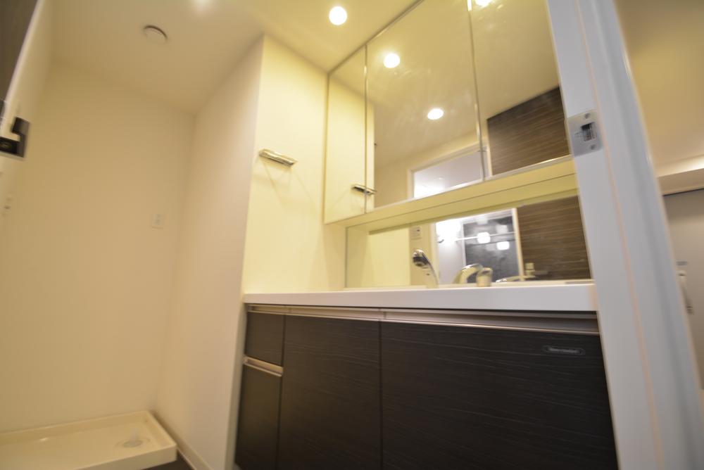 Wash basin, toilet. Indoor (11 May 2013) Shooting