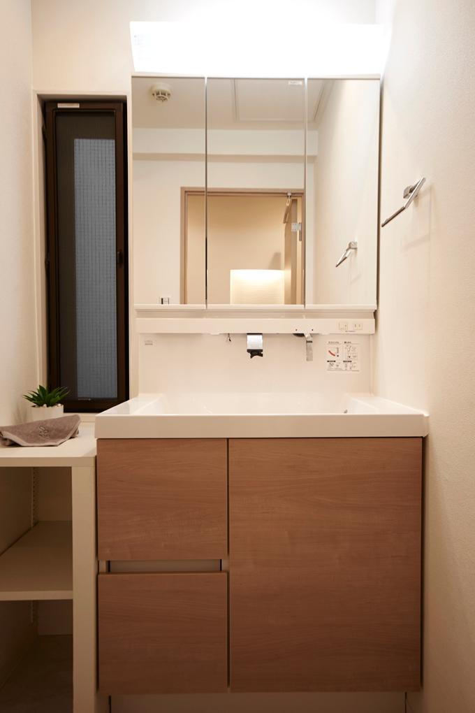 Wash basin, toilet. Indoor (12 May 2013) Shooting