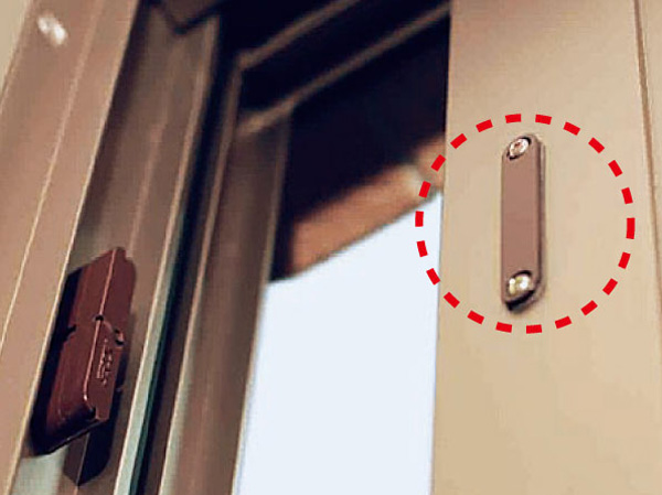 Security.  [Magnet sensor to the entrance door and windows of the first floor dwelling unit] In order to enhance the security of, To the entrance door and windows of the first floor dwelling unit, Installing a magnet sensor. If the sensor to ON at the time and the night before going out, An alarm intercom and incorrectly opening and closing, Secom ・ It will be automatically reported to the control center. (Same specifications)