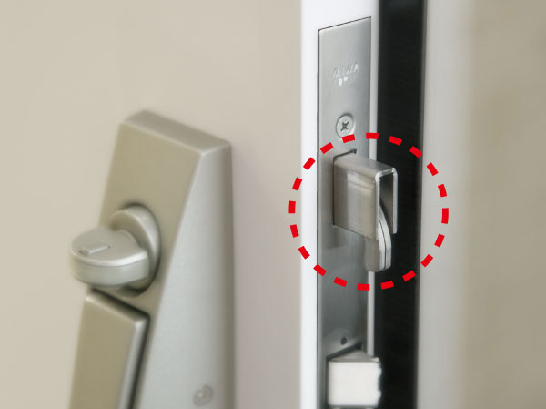 Security.  [Sickle dead bolt] Since the sickle of the part when it is locked is caught by the frame, Increased strength, Takes effect on hard-line means, such as a pry or destruction tool. (Same specifications)