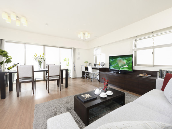 Room and equipment. Living boasts a breadth that is your family relax relaxedly ・ dining. The room is, of course, It will spread exhilarating sense of openness to the balcony from the wide sash. (living ・ Dining I4 type ※ Sale settled)