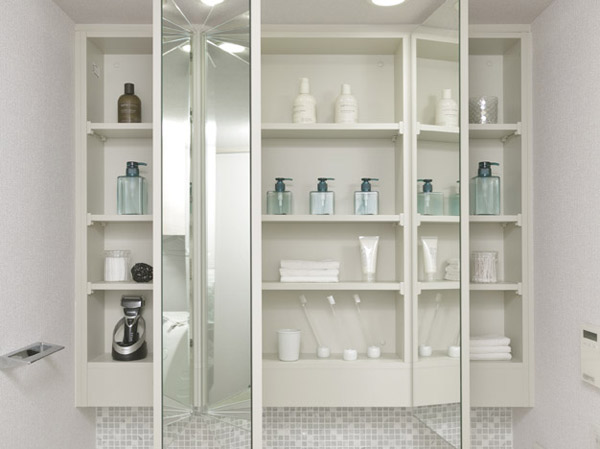 Bathing-wash room.  [Three-sided mirror housing] Offer a space to put a like basin accessories and cosmetics on the back side of the three-sided mirror. Finish in a neat space around counter.