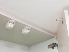 earthquake ・ Disaster-prevention measures.  [Auto-sensing latch] Fitted with automatic sensitive latch to reduce the risk of jumping out or dropping of stored items at the time of earthquake. (Kitchen shelf cupboard only) (same specifications) ※ It may not sense automatic shaking of the earthquake by conditions.