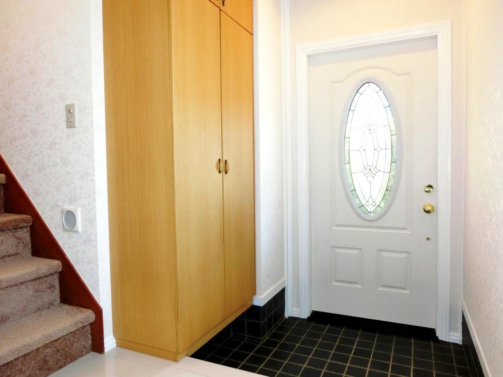 Entrance. Front door fashionable! !