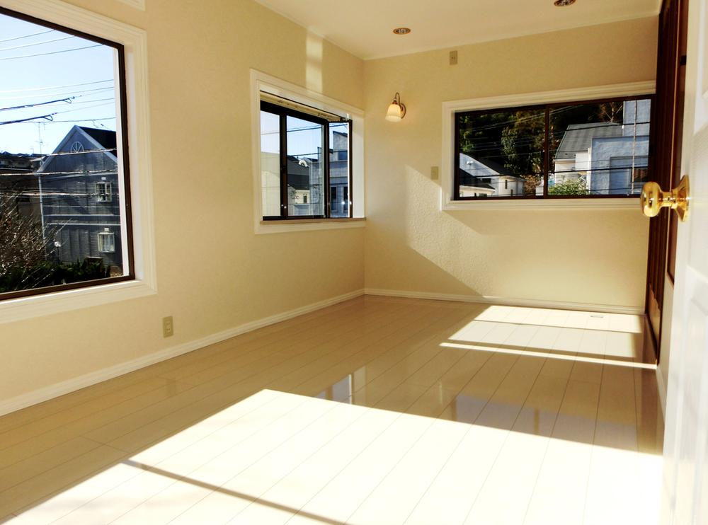 Non-living room. 2 is Kaiyoshitsu (too bright Western-style. )