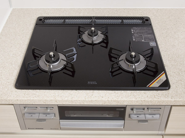Kitchen.  [Glass top top plate 3-burner stove] Just wipe a quick even with a dirty, It has adopted a top plate with a handy heat-resistant glass material of care.