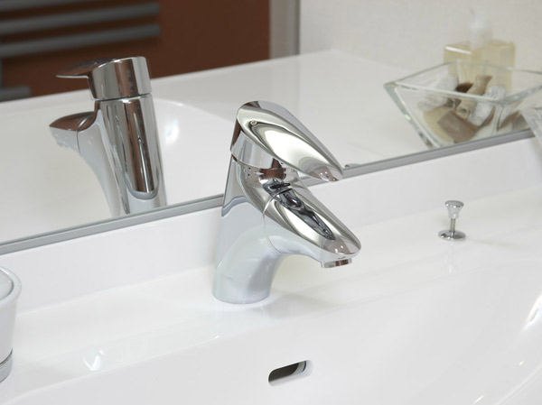 Bathing-wash room.  [Head pullout faucet] The vanity is, Adopt a water faucet fixture water temperature and the amount of water can be adjusted with one hand. Since the nozzle is extended, It is also useful when you care, such as a bowl.