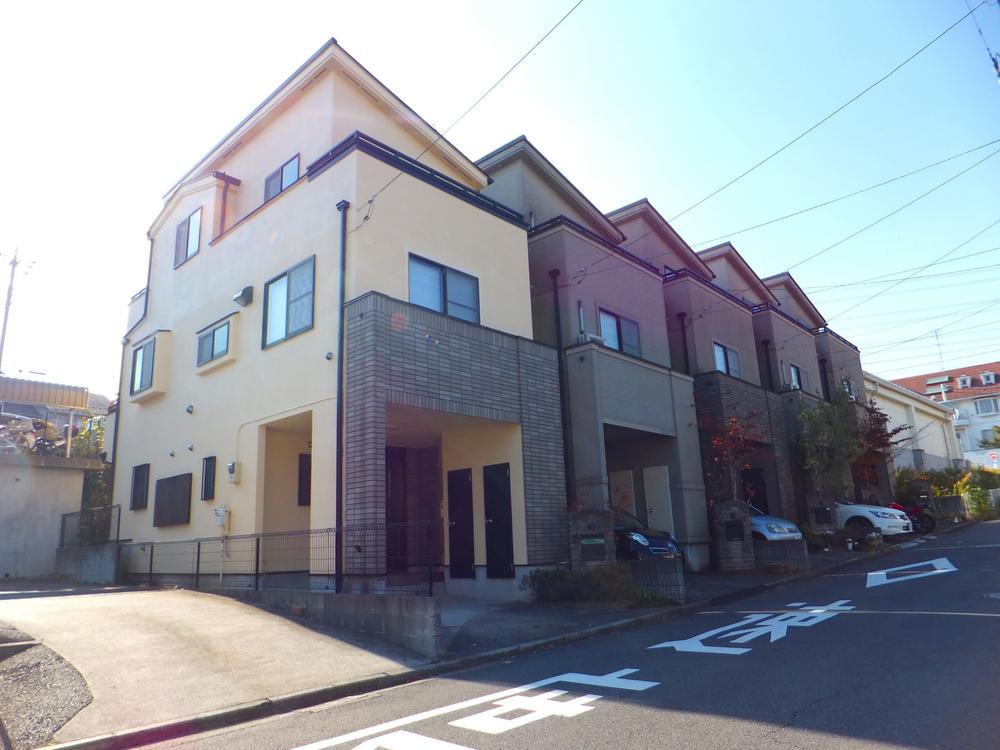 Local photos, including front road. Good location from Eda Station 3-minute walk. Commute, Shopping is very convenient, such as. Siemens in front 6.5m public roads. It is a quiet residential area. 