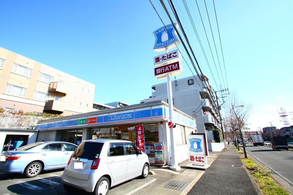 Convenience store. Very convenient because immediately there are 80m convenience store walk to Lawson.