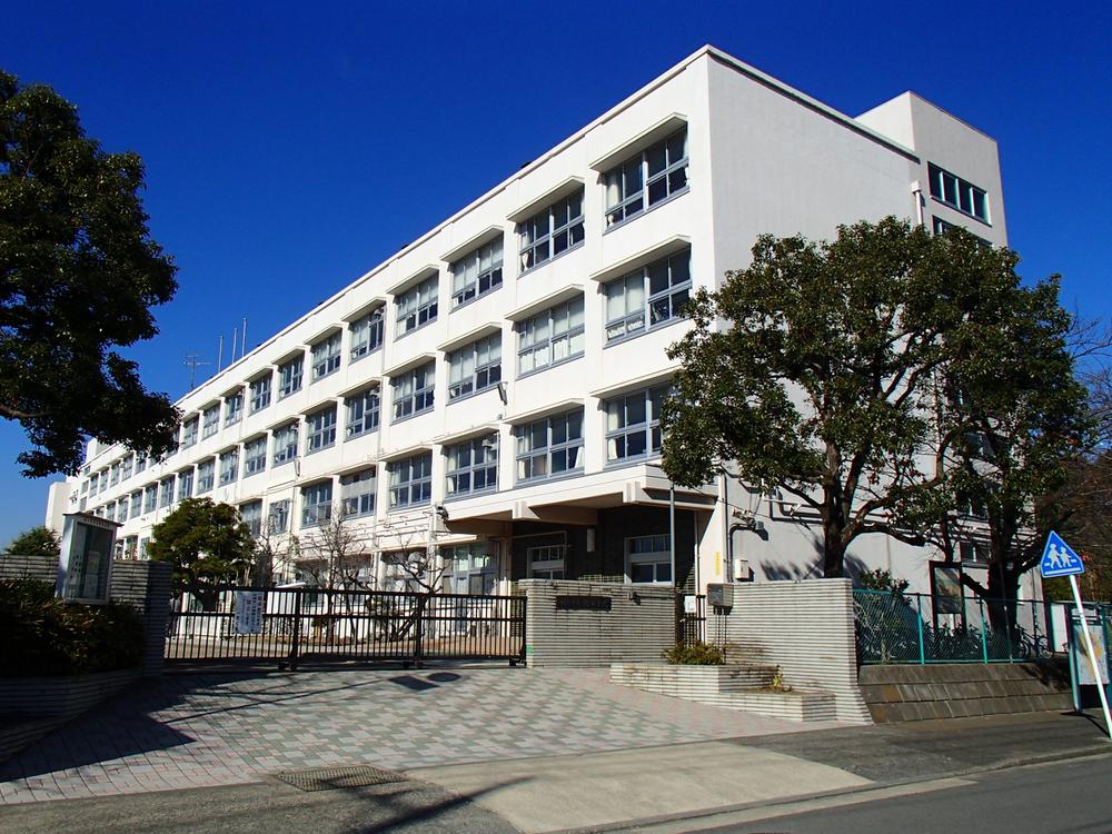 Primary school. 214m to Yokohama City Tatsutetsu Elementary School
