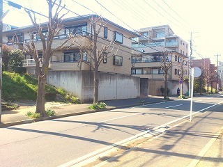 Building appearance. Massive appearance nestled two buildings in large site