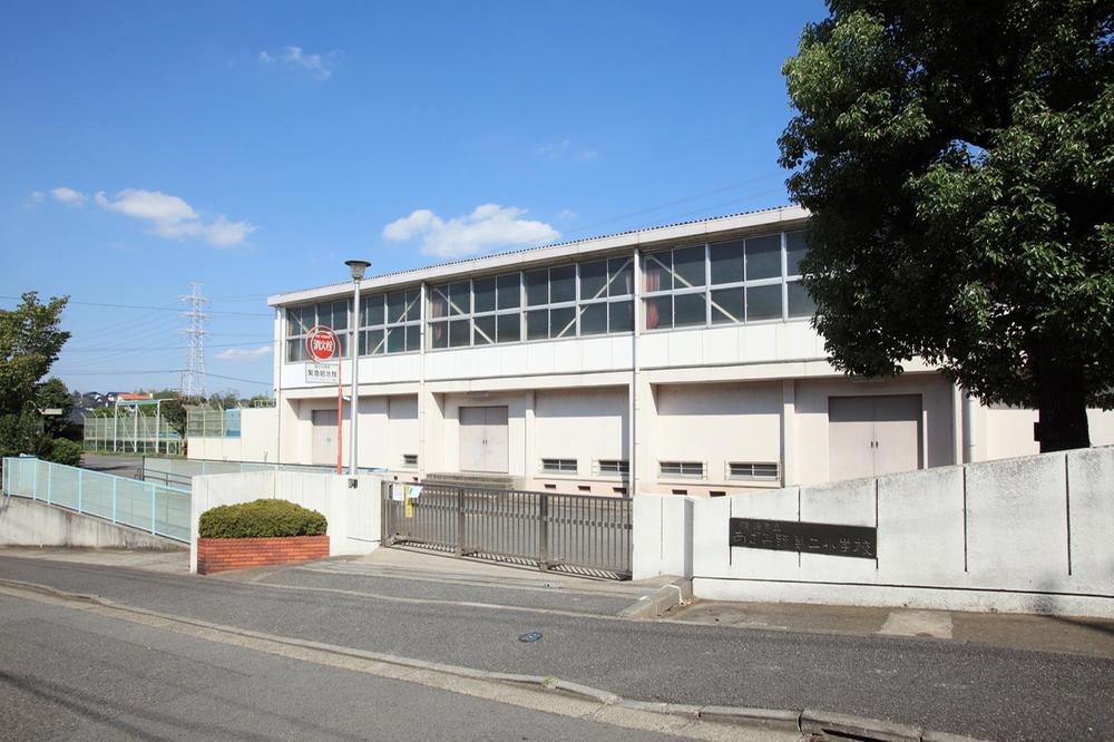 Primary school. Azamino to the second elementary school is a happy environment to 430m education.