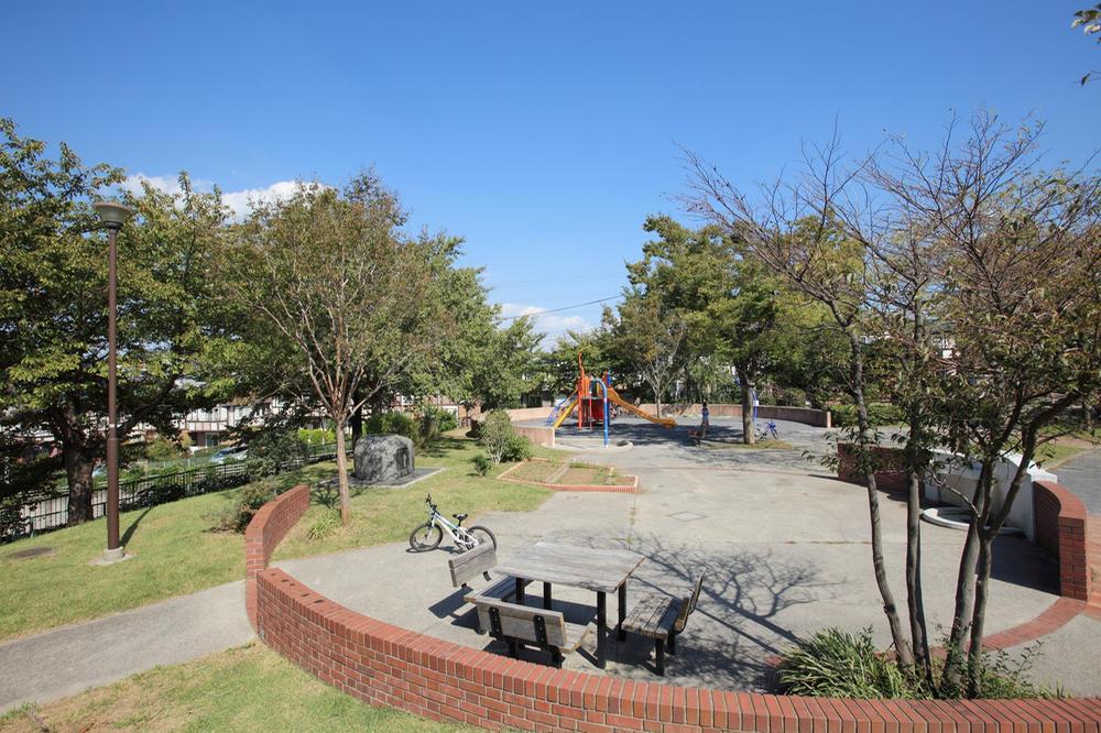park. Circular plaza of 80m center Mizuzu until the hill park is a beautiful park features.