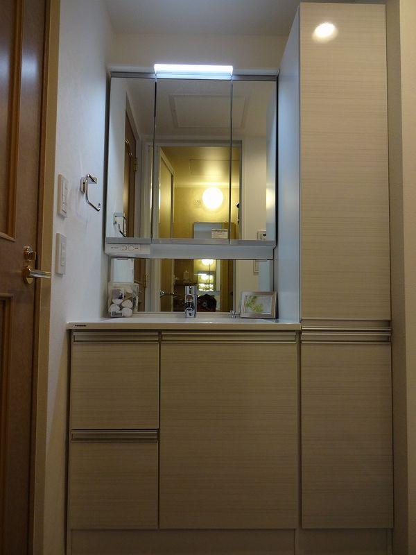 Non-living room. Bathroom vanity