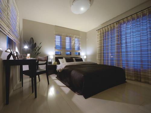 Non-living room. About the 8.1-mat of the main bedroom with about 1.5 tatami walk-in closet. Ventilation by a three-sided lighting ・ Good for both per yang. Likely morning awakening also becomes a thing refreshing. Wide roof balcony also attractive (sale already model house)