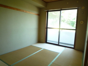 Living and room. 6 Pledge of Japanese-style room. Day is good. 