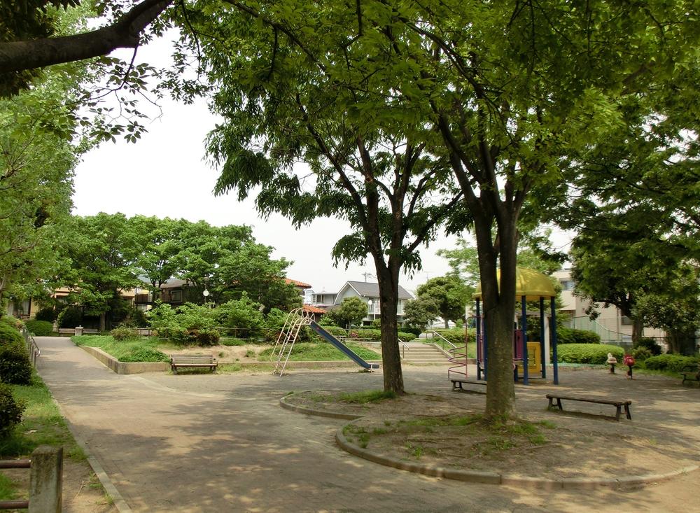 Streets around. MidoriYutaka park also there are a few within walking distance. 