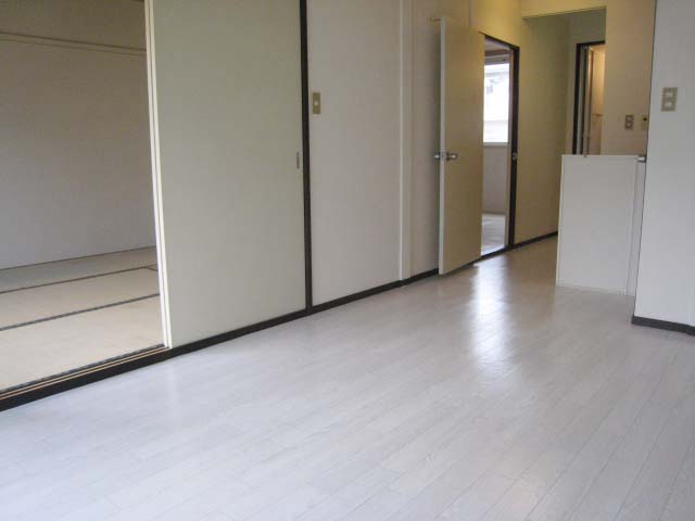 Living and room. Japanese-style room from DK